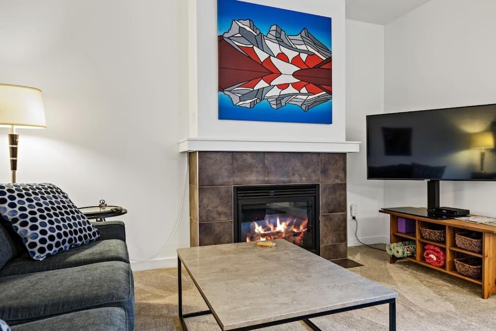 Mountain Retreat - Modern And Bright With Panorama Views 2 Bedrooms, 4 Beds, Heated All-Year Outdoor Pool, Hottub, Balcony, Banff Park Pass Canmore Exterior foto