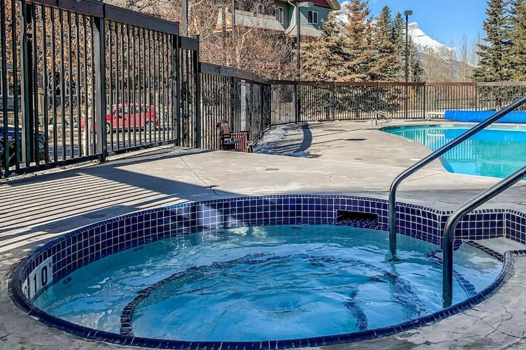 Mountain Retreat - Modern And Bright With Panorama Views 2 Bedrooms, 4 Beds, Heated All-Year Outdoor Pool, Hottub, Balcony, Banff Park Pass Canmore Exterior foto