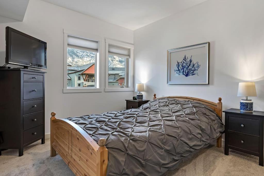 Mountain Retreat - Modern And Bright With Panorama Views 2 Bedrooms, 4 Beds, Heated All-Year Outdoor Pool, Hottub, Balcony, Banff Park Pass Canmore Exterior foto