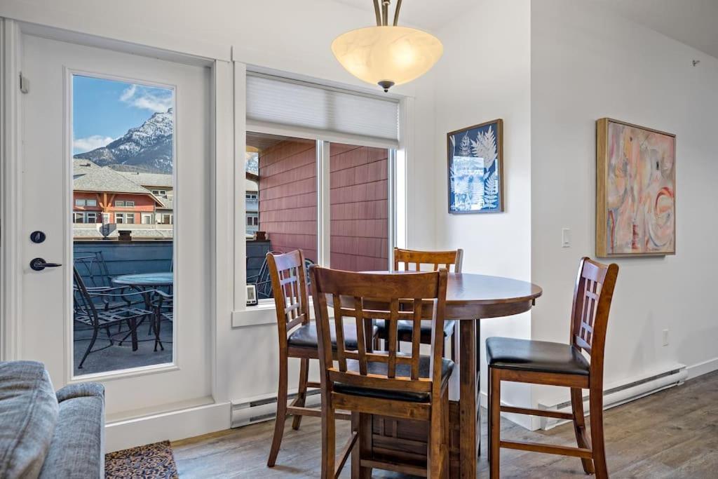 Mountain Retreat - Modern And Bright With Panorama Views 2 Bedrooms, 4 Beds, Heated All-Year Outdoor Pool, Hottub, Balcony, Banff Park Pass Canmore Exterior foto