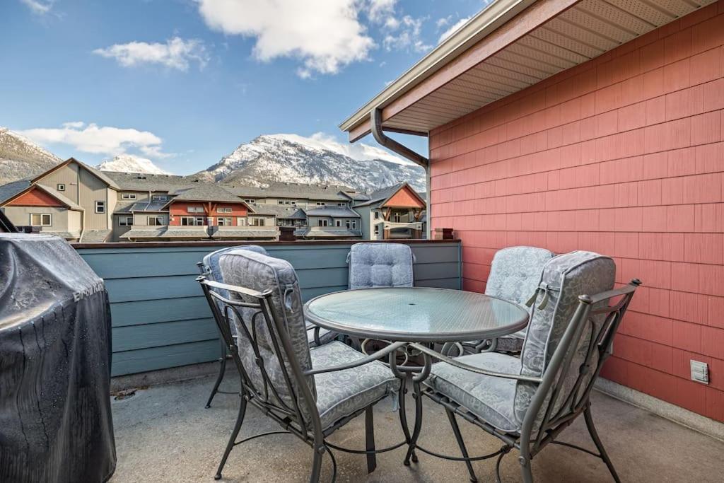 Mountain Retreat - Modern And Bright With Panorama Views 2 Bedrooms, 4 Beds, Heated All-Year Outdoor Pool, Hottub, Balcony, Banff Park Pass Canmore Exterior foto